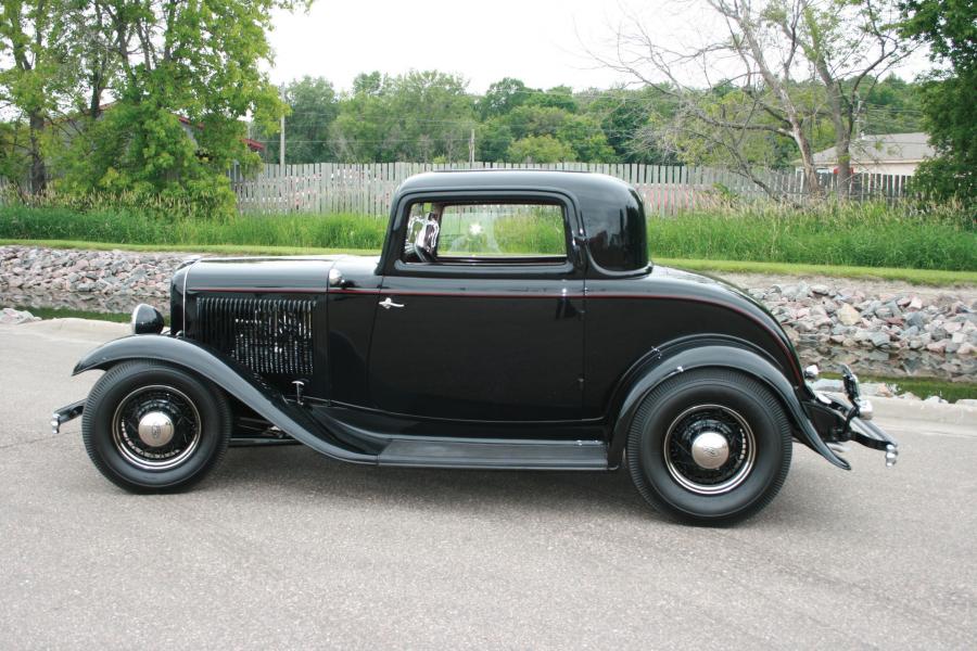  Ford DeLuxe 3-Window Coupe 1932 года  (фото 4 из 6)